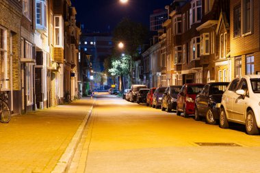 Groningen, Hollanda gecesi Cityscape gece çekildi. Groningen, sonbahar ve yaz aylarında berrak bir akşamdı. Geceleri Hollanda 'nın Groningen şehrinin merkezi