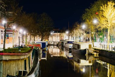 Groningen, Hollanda gecesi Cityscape gece çekildi. Groningen, sonbahar ve yaz aylarında berrak bir akşamdı. Geceleri Hollanda 'nın Groningen şehrinin merkezi