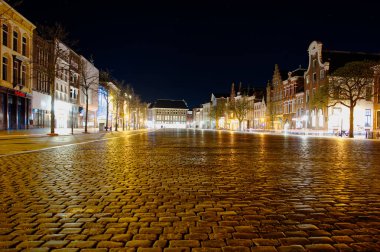 Groningen, Hollanda gecesi Cityscape gece çekildi. Groningen, sonbahar ve yaz aylarında berrak bir akşamdı. Geceleri Hollanda 'nın Groningen şehrinin merkezi
