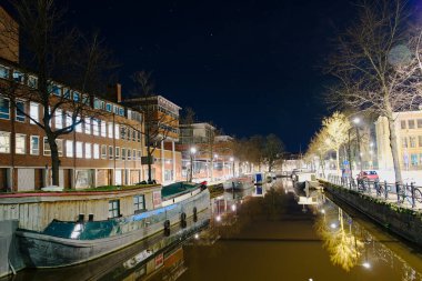 Groningen, Hollanda gecesi Cityscape gece çekildi. Groningen, sonbahar ve yaz aylarında berrak bir akşamdı. Geceleri Hollanda 'nın Groningen şehrinin merkezi