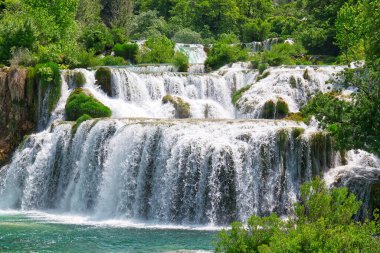 Güneşli yaz gününde güzel bir şelale arka planı. Krka Ulusal Parkı 'nda Güzel Şelale - Hırvatistan, Avrupa. Krka Ulusal Parkı 'nda Krka nehri şelaleleri