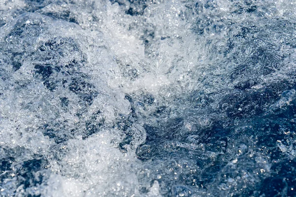 带白浪的蓝色海水 蓝色的海纹理与波浪和泡沫 汹涌的深绿色和蓝色的地中海 海水顶视图 — 图库照片