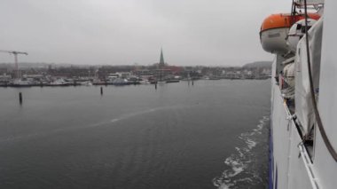 Travemunde, Almanya - Nisan 2023 Travemunde kargo limanının panoramik görüntüsü bulutlu bir günde, Lubeck - Almanya