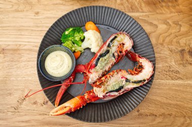 Taze ıstakoz pişirdim. Kırmızı ıstakoz, deniz ürünleri. Gurme yemekleri tabakta sağlıklı haşlanmış ıstakoz. Japon yüksek kaliteli ıstakozunun ızgarası..