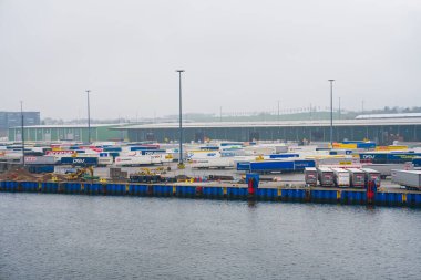 Gezgin, Almanya - Nisan 2023. Kargo Denizi Liman Lojistiği ve konteyner ve kargo vagonlarının nakliyesi. Alman Baltık Denizi İthalat ve İhracatı.