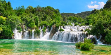 Güneşli yaz gününde güzel bir şelale arka planı. Krka Ulusal Parkı 'nda Güzel Şelale - Hırvatistan, Avrupa. Krka Ulusal Parkı 'nda Krka nehri şelaleleri