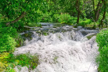 Güneşli yaz gününde güzel bir şelale arka planı. Krka Ulusal Parkı 'nda Güzel Şelale - Hırvatistan, Avrupa. Krka Ulusal Parkı 'nda Krka nehri şelaleleri