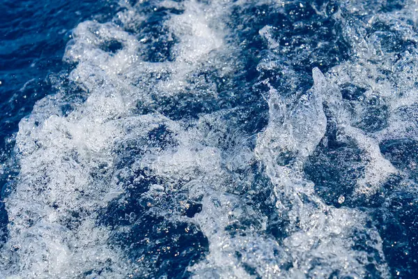 带白浪的蓝色海水 蓝色的海纹理与波浪和泡沫 汹涌的深绿色和蓝色的地中海 海水顶视图 — 图库照片