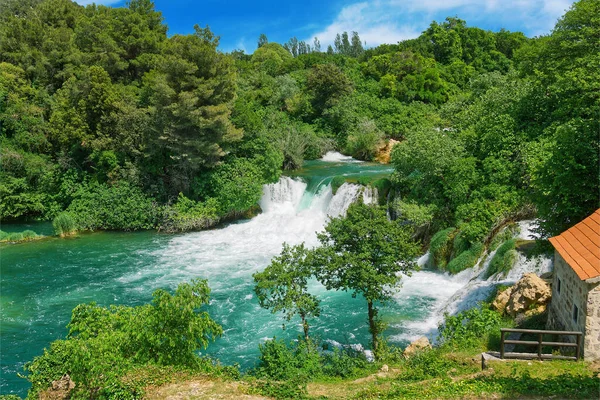 Güneşli yaz gününde güzel bir şelale arka planı. Krka Ulusal Parkı 'nda Güzel Şelale - Hırvatistan, Avrupa. Krka Ulusal Parkı 'nda Krka nehri şelaleleri