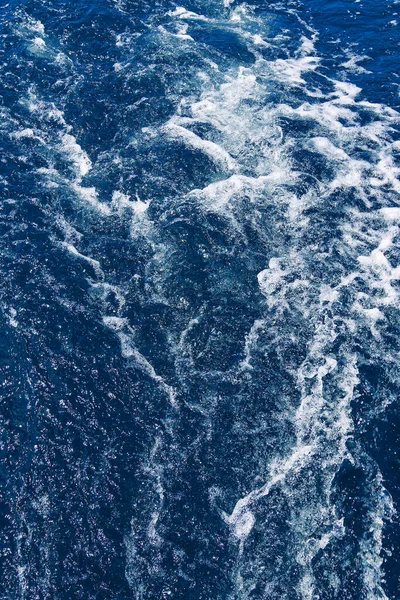 白い波を持つ抽象的な青い海の水 波と泡で青い海のテクスチャ 深いターコイズと青い地中海のラフ 海の上からの眺め — ストック写真
