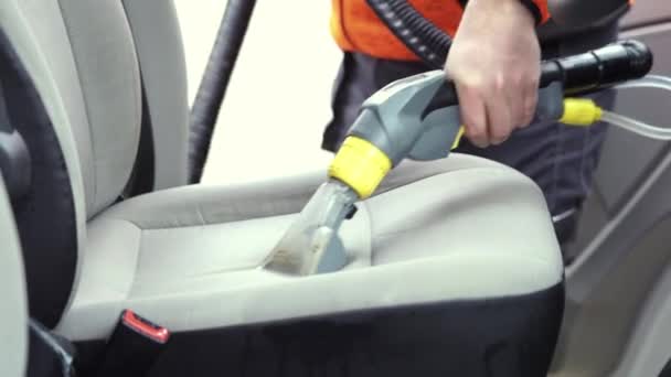 Handyman Stofzuigen Auto Voorzijde Textiel Stoel Met Stofzuiger Schoonmaken Van — Stockvideo