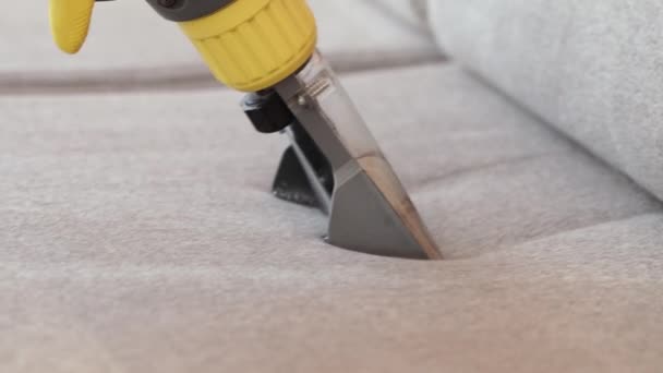 Limpiadores Seco Empleado Del Hombre Que Quita Suciedad Los Muebles — Vídeos de Stock