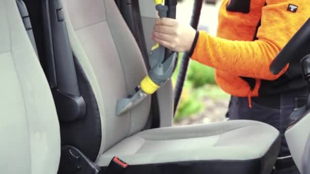 Handyman Vysává Přední Textilní Sedadlo Vysavačem Muž Úklid Práce Minivan — Stock video