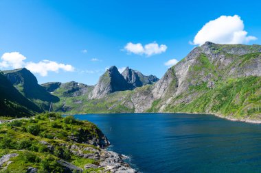 Lofoten, Norveç, Nordland 'de yaz güneşli bir gün. Dramatik dağlarla, denizlerle, okyanuslarla dolu bir manzara. Lofoten Adalarındaki fiyort
