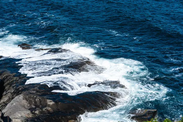 Deep Blue Ocean Waves Crashing Rocky Island Rugged Rocky Coastline —  Fotos de Stock