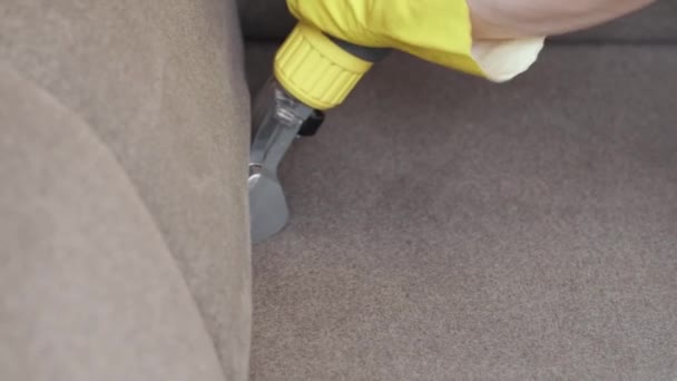 Kuru Temizlemeci Çalışanı Mobilyalardaki Toprağı Temizliyor Yakın Plan Elektrikli Süpürge — Stok video