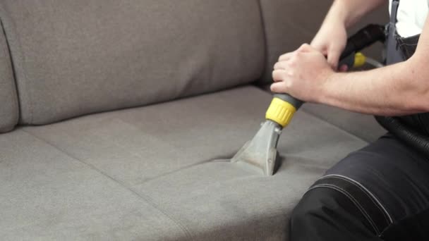 Limpiadores Seco Empleado Del Hombre Que Quita Suciedad Los Muebles — Vídeos de Stock