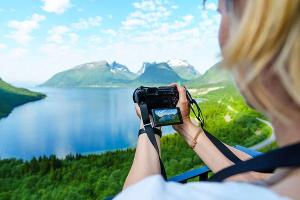 Young Woman Photographer Making Landscape Photograpy Norway Fjords Bright Summer — Foto Stock