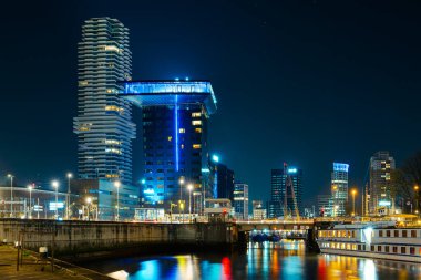 Gece şehrinin panoramik manzarası. Rotterdam şehrinin silueti. Şehir kuleleri aydınlatılmış panorama. Hollanda