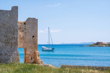 Eski Venedik kalesi. Akdeniz 'deki eski bir ortaçağ şatosunun kalıntıları. Kastelina kalesi, Vir Adası, Hırvatistan ve Avrupa 'daki kaleler.