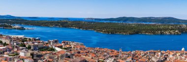 Panorama, Hırvatistan 'ın Sibenik kentinin geniş açılı görüntüsü. Sibenik 'in eski şehri ve Adriyatik Denizi' nin havadan görünüşü. Dalmaçya. Akdeniz şehri Sibenik 'in Panoraması