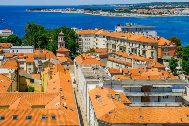 Zadar, eski şehir, kuş bakışı. Şehir merkezindeki kuleden ortaçağ şehrinin görüntüsü. Hırvatistan 'da güneşli bir yaz günü