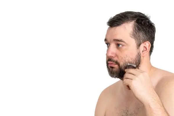 没有刮胡子的年轻人完美的皮肤握住电动剃须刀剃须 护肤保健化妆品程序的概念 现代男人的打扮 英俊男子使用电动剃须刀 — 图库照片