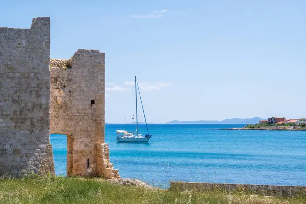 Eski Venedik kalesi. Akdeniz 'deki eski bir ortaçağ şatosunun kalıntıları. Kastelina kalesi, Vir Adası, Hırvatistan ve Avrupa 'daki kaleler.