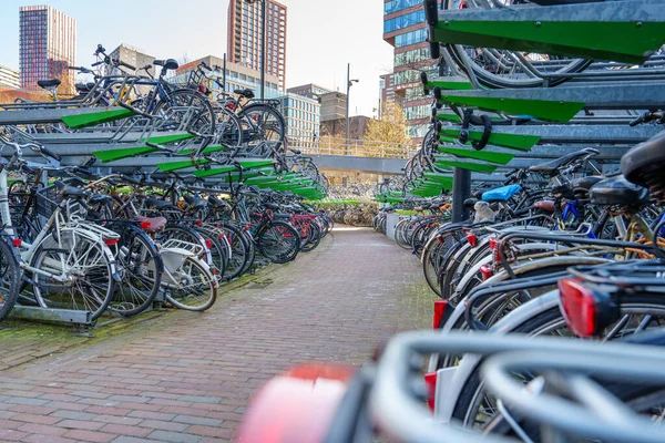 Μεγάλο Δημόσιο Χώρο Στάθμευσης Ποδηλάτων Παλιά Πολύχρωμα Ποδήλατα Ένα Πάρκινγκ — Φωτογραφία Αρχείου