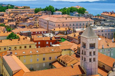 Zadar, eski şehir, kuş bakışı. Şehir merkezindeki kuleden ortaçağ şehrinin görüntüsü. Hırvatistan 'da güneşli bir yaz günü