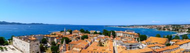 Eski Zadar kasabası panoramik manzara, Dalmaçya, Hırvatistan. Aziz Donat kilisesinin kulesinden Zadar 'ın manzarası. Panorama, geniş açı.