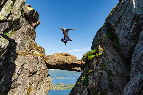 Glücklicher Mann Springt Auf Den Gipfel Des Berges Freut Sich — Stockfoto
