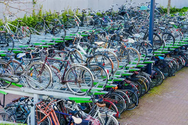 大型公共自行车停放 旧的五颜六色的自行车停在停车场里 在荷兰 德国或任何其他欧洲大城市的中央街道上停放着许多自行车 — 图库照片