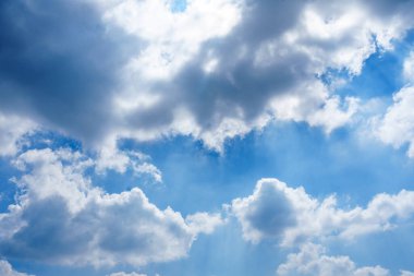 Kabarık bulutlar. Bulutlar ve koyu mavi gökyüzü arkaplan dokuları.