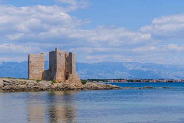 Eski Venedik kalesi. Akdeniz 'deki eski bir ortaçağ şatosunun kalıntıları. Kastelina kalesi, Vir Adası, Hırvatistan ve Avrupa 'daki kaleler.