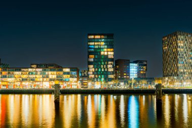 Gece şehrinin panoramik manzarası. Rotterdam şehrinin silueti. Şehir kuleleri aydınlatılmış panorama. Hollanda