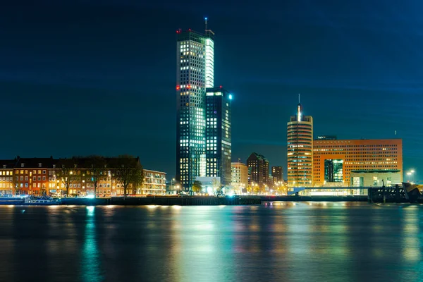 Panoramiczny Widok Nocne Miasto Rotterdamska Panorama Miasta Wieże Miejskie Oświetlone — Zdjęcie stockowe