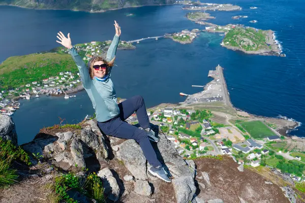 Happy Woman Hiker Enjoys Panorama Lofoten Islands Top Reinebringen Traveler — Foto Stock