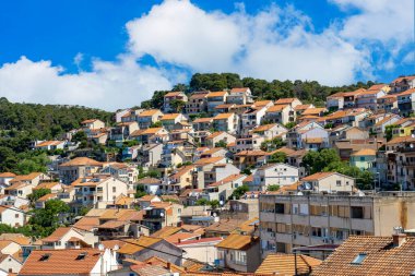 Hırvatistan 'ın Sibenik kentinin hava görüntüsü. Güzel eski şehir Sibenik, şehir merkezinin panoramik manzarası ve Adriyatik Denizi. Dalmaçya.