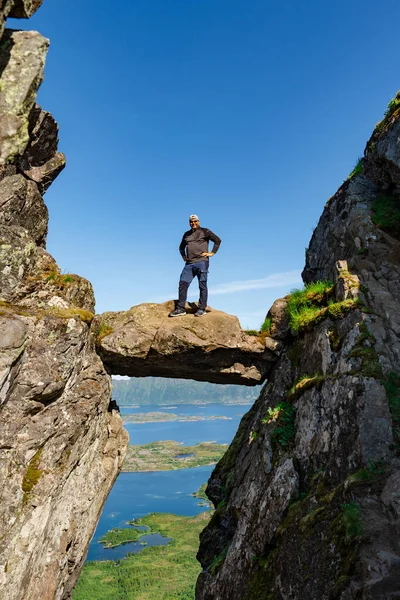 Activo Senderismo Hombre Turístico Senior Hermosa Roca Atascado Las Montañas —  Fotos de Stock