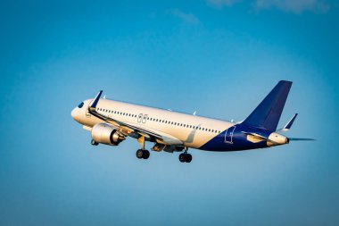 Yolcular, dramatik bulutların üzerinde uçan ticari uçak. Hızlı seyahat, tatil ve iş kavramı. Ticari ulaşım kavramı