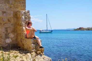 Eski Venedik kalesi. Akdeniz 'deki eski bir ortaçağ şatosunun kalıntıları. Kastelina kalesi, Vir Adası, Hırvatistan ve Avrupa 'daki kaleler.