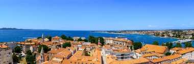 Eski Zadar kasabası panoramik manzara, Dalmaçya, Hırvatistan. Aziz Donat kilisesinin kulesinden Zadar 'ın manzarası. Panorama, geniş açı.