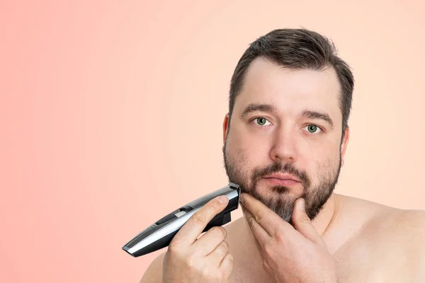 Homem Jovem Unshaven Pele Perfeita Segurar Barbear Lâmina Elétrica Isolado — Fotografia de Stock