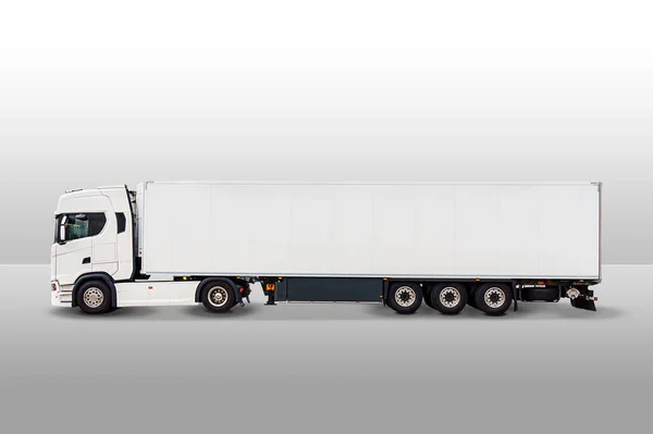 Grote Vrachtwagen Met Oplegger Mockup Vrachtwagenvervoer Geïsoleerd Wit Witte Lange — Stockfoto