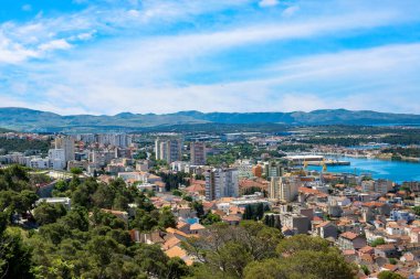 Hırvatistan 'ın Sibenik kentinin hava görüntüsü. Güzel eski şehir Sibenik, şehir merkezinin panoramik manzarası ve Adriyatik Denizi. Dalmaçya.