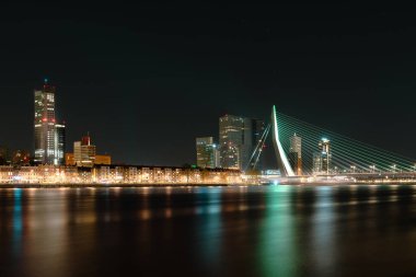 Rotterdam 'ın Ebedi Geceçöküşü' ne dalmış Gökdelenlerin Suyun Yansımaları Arasında Parladığı