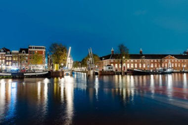 Aydınlatılmış Kanallar ve Riverside Keyifleri: Amsterdam 'ın Büyüleyici Şehir Manzarası: Gelenek ve Modernliğin Keyifli Bir Harmanı