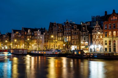 Aydınlatılmış Kanallar ve Riverside Keyifleri: Amsterdam 'ın Büyüleyici Şehir Manzarası: Gelenek ve Modernliğin Keyifli Bir Harmanı