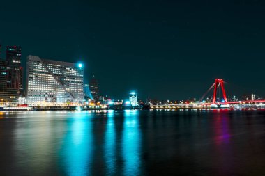 Rotterdam 'ın Ebedi Geceçöküşü' ne dalmış Gökdelenlerin Suyun Yansımaları Arasında Parladığı